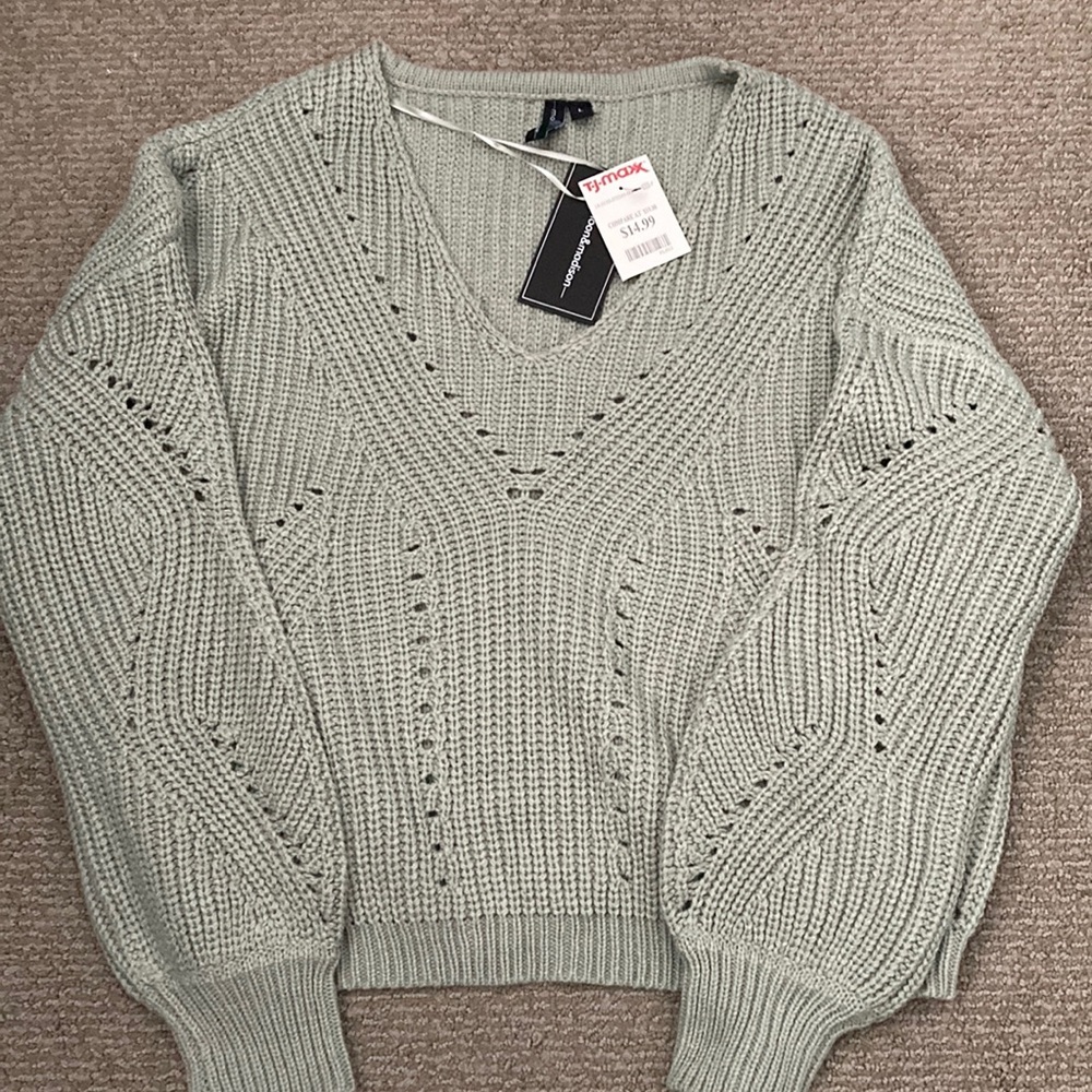 Moon & Madison cropped sweater. NWT. Size large, fits like a medium.